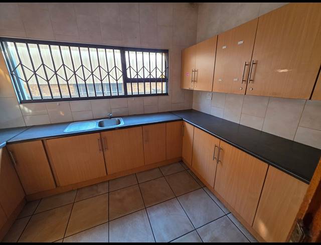 M² WAREHOUSE TO LET IN VAALPARK